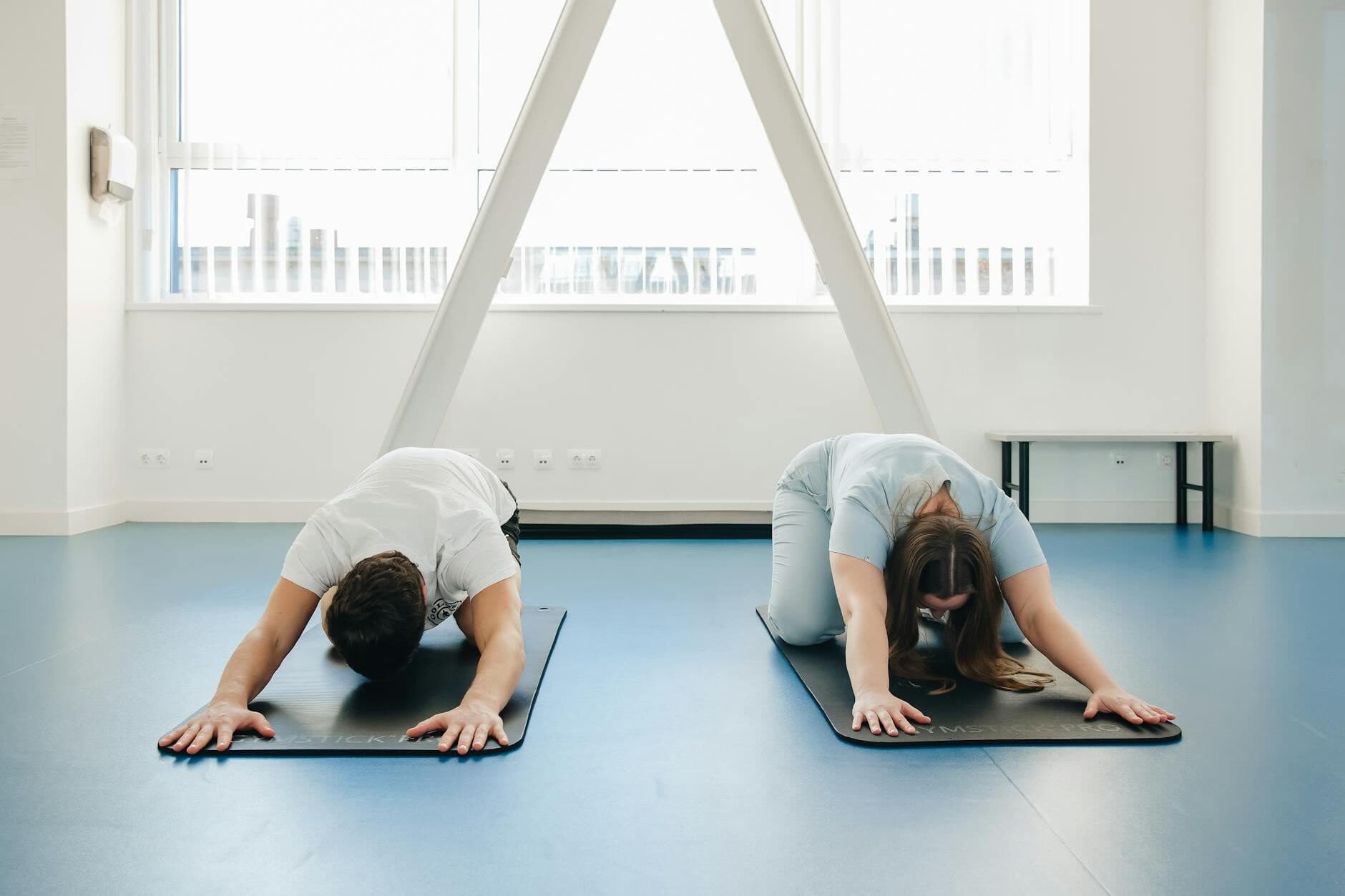 Core stability exercises guided during a physiotherapy session in Amsterdam